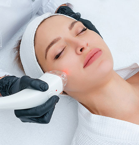 capa_young-woman-receiving-laser-treatment-cosmetology-clinic
